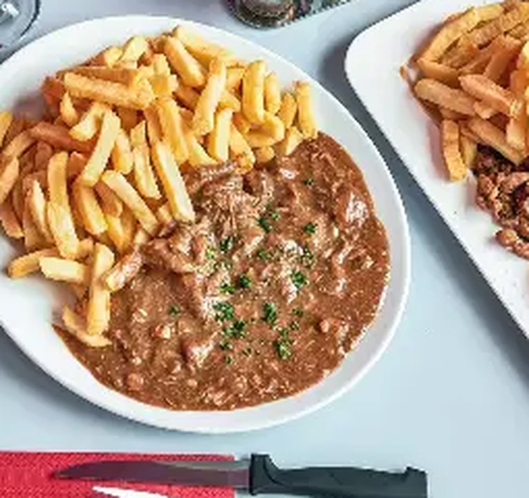 Stoofvlees van het huis met frieten